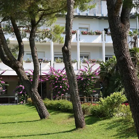 Il Tridente Hotel 4* بيبيوني