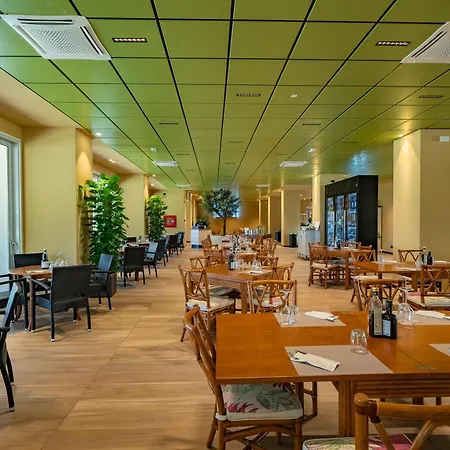 Il Tridente Hotel 4* بيبيوني