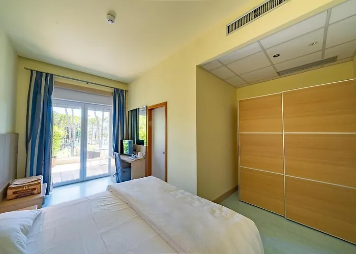 Il Tridente Hotel ביביונה