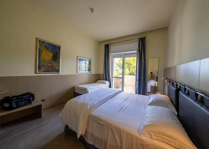 Il Tridente Hotel ביביונה