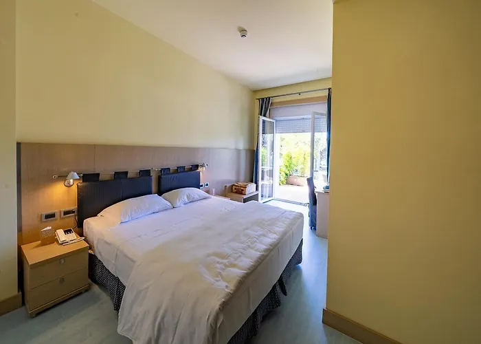 Il Tridente Hotel מלון ביביונה