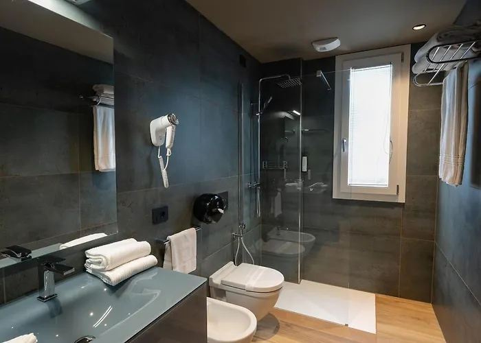 Il Tridente Hotel ביביונה