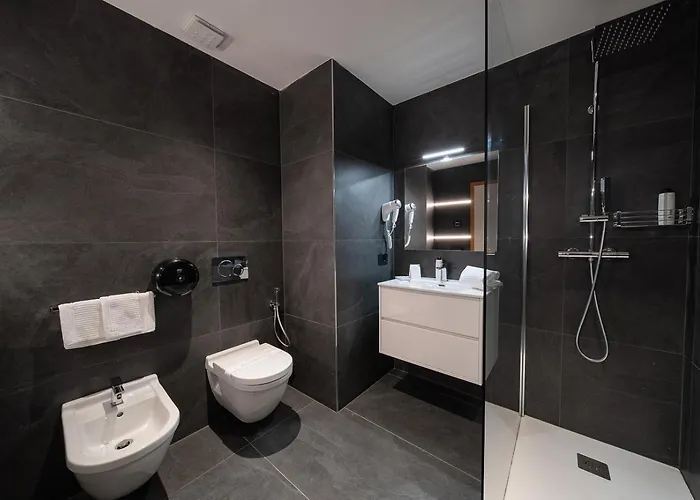 Il Tridente Hotel 4* ביביונה