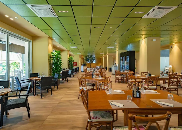 Il Tridente Hotel 4* ביביונה